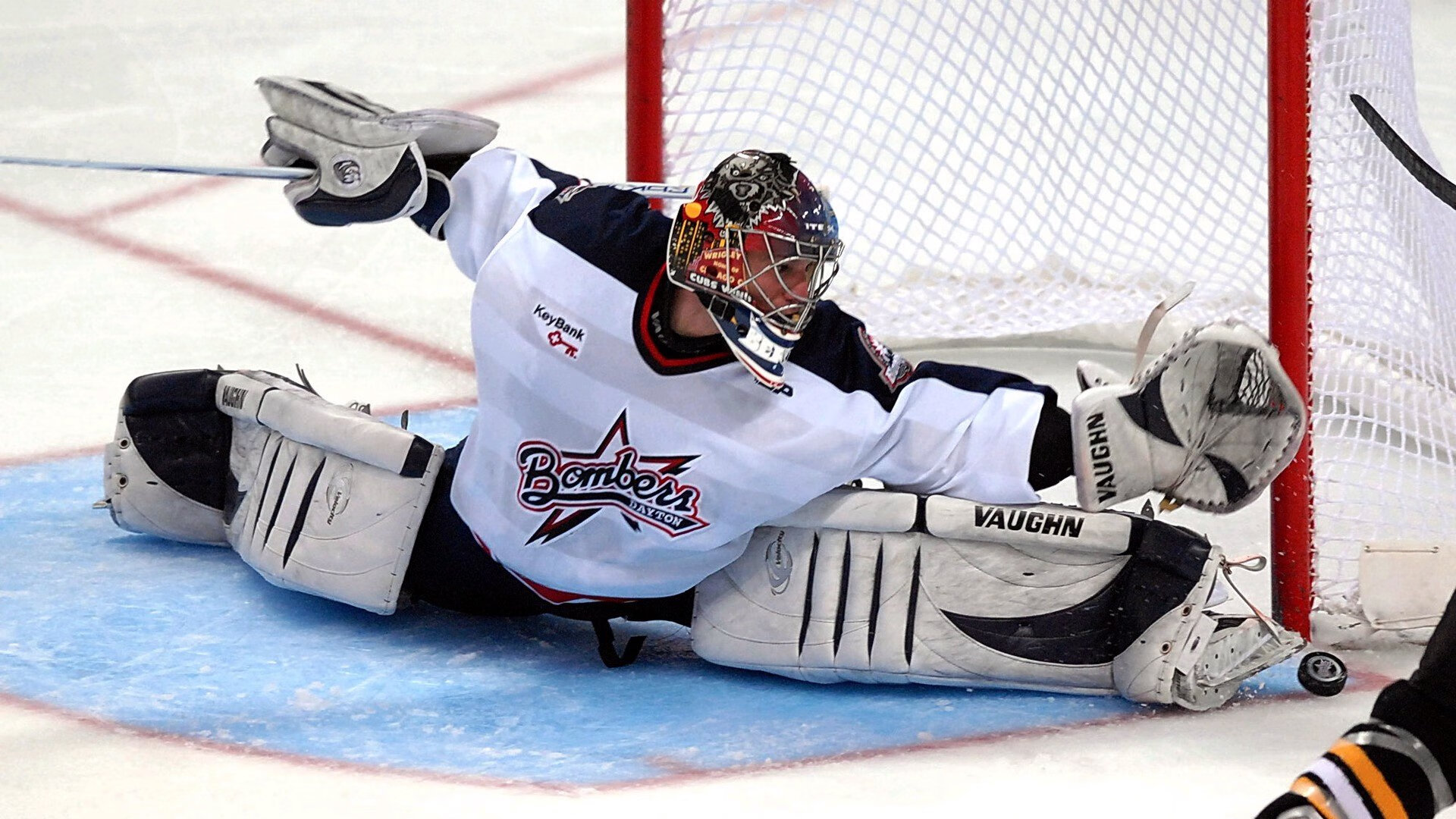 激烈对抗：运动员“绝命一击”保住比赛胜局！